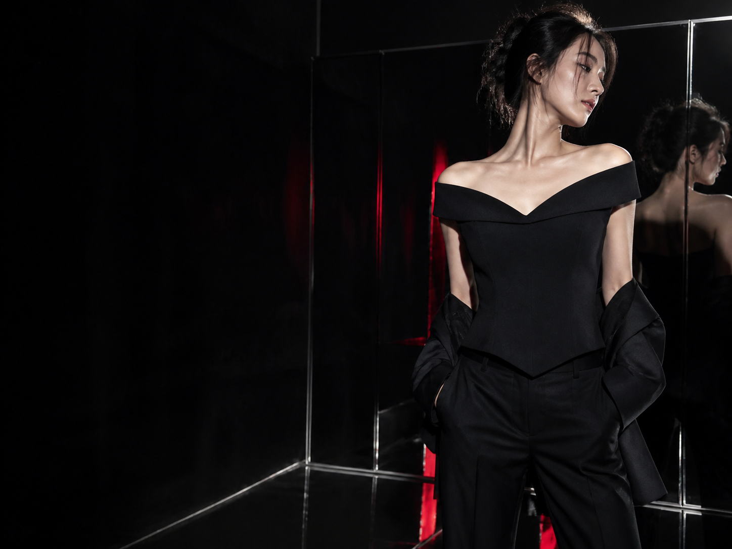 时装女性镜面肖像